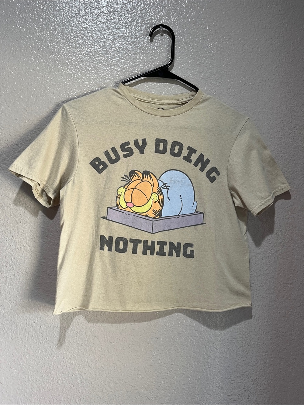 Garfield 'Busy Doing Nothing' Cream Graphic Cropped Tee Sz S Casual Cotton